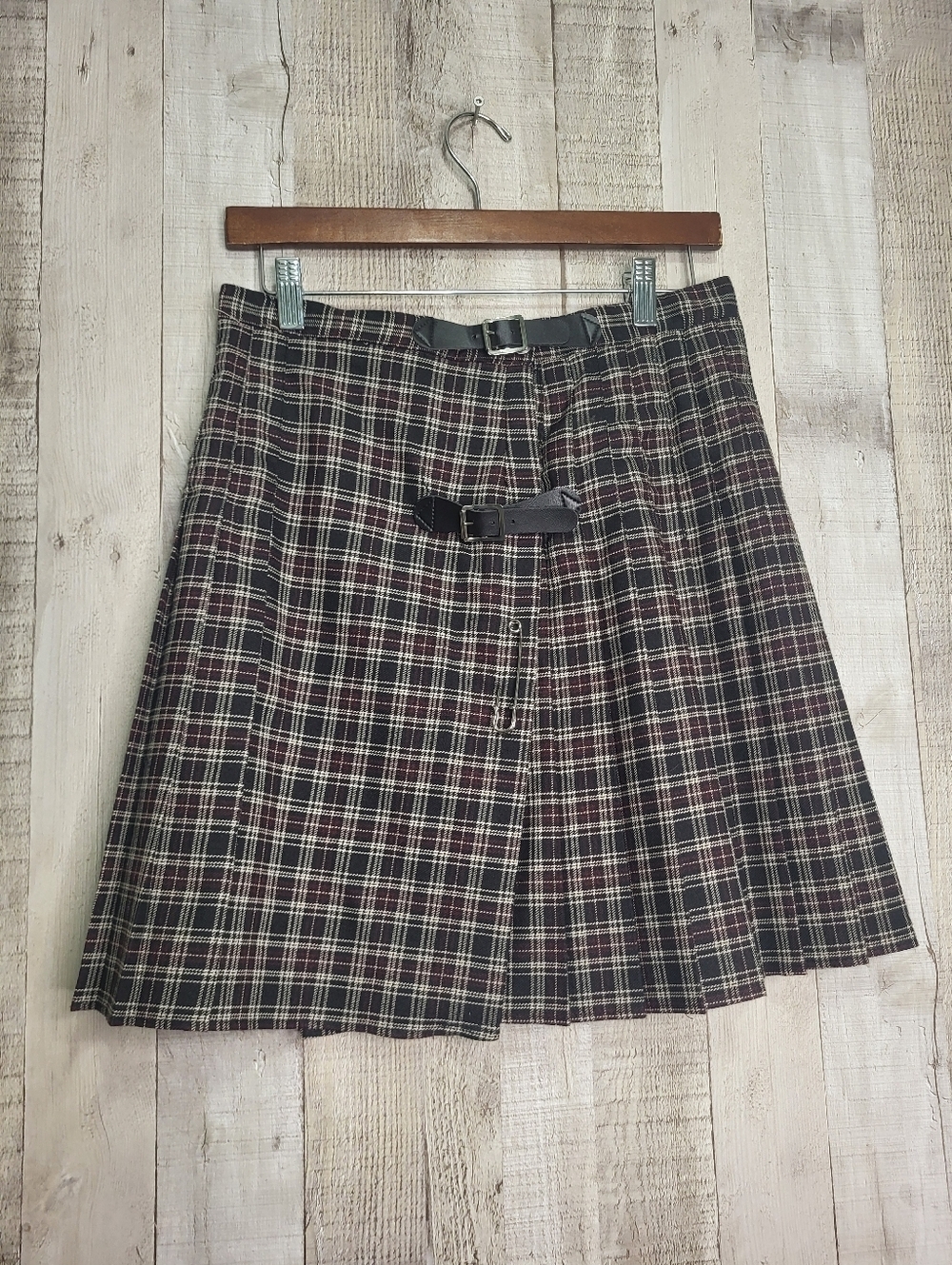 Smart Set 90s Plaid A-Line Buckle Skirt in Black and Burgundy. Size 11
